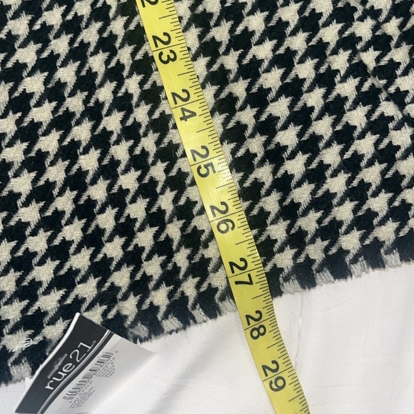Rue21 Classic Black and White Houndstooth Wrap - Picture 6 of 7